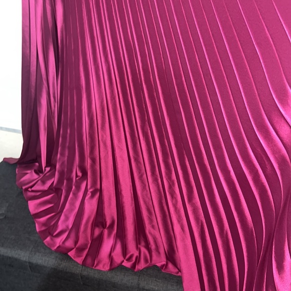 IEENA FOR MAC DUGGAL
Pleated A-Line Flowing Sleeve Gown size 2 new - Picture 7 of 15